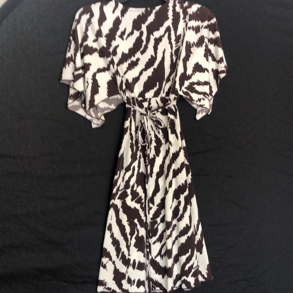 Beautiful spring summer animal print dress. Perfect for a day out on the town! - Picture 5 of 7